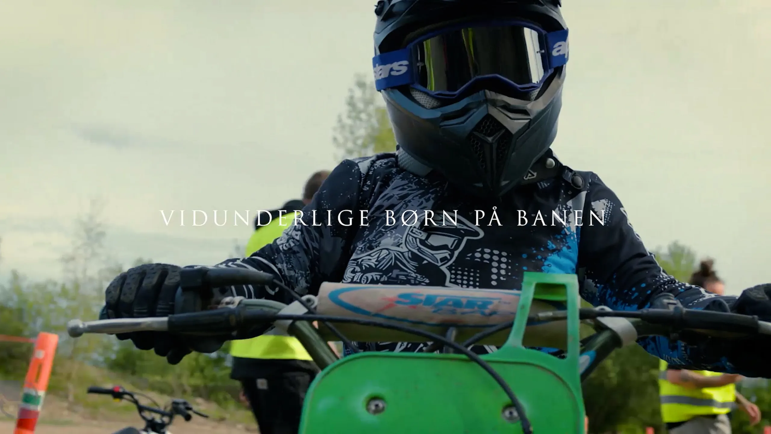 Action, fællesskab og dyb mening: Se videoen fra Vidunderlige Børn På Banen